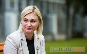 "Слуга народу" Євгенія Кравчук: Президент читає новини про звинувачення в корупції, телефонує Арахамії. Це неприємно, бо його ім’я – це бренд, на якому усі зайшли в парламент
