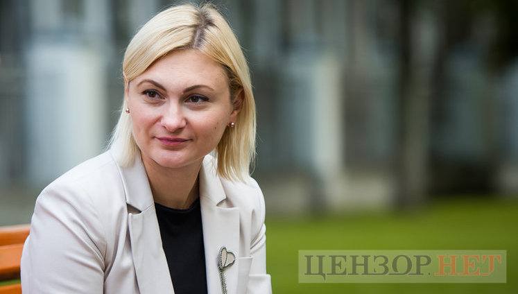 "Слуга народу" Євгенія Кравчук: Президент читає новини про звинувачення в корупції, телефонує Арахамії. Це неприємно, бо його ім’я – це бренд, на якому усі зайшли в парламент