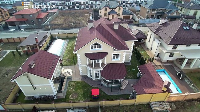 Первый замглавы СБУ оформил элитные дома и автопарк на свою сожительницу, – СМИ 01
