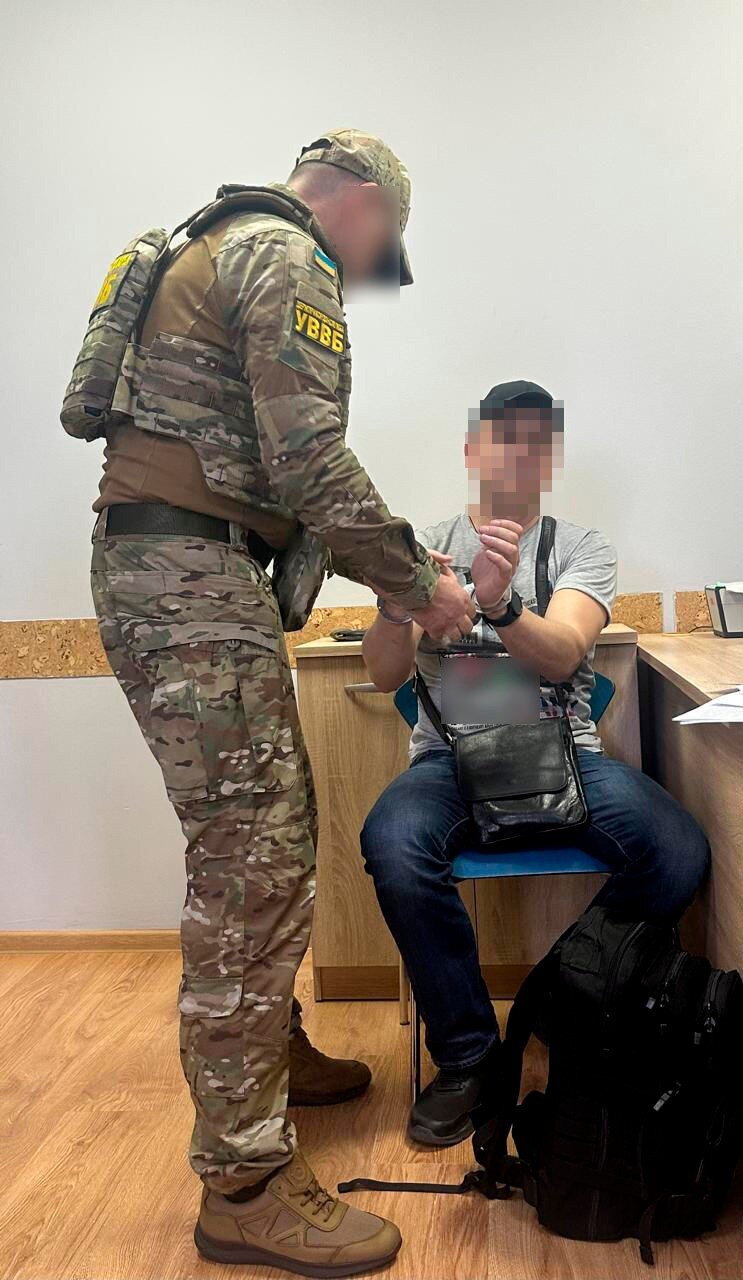 Attempted to bribe a border guard and travel abroad