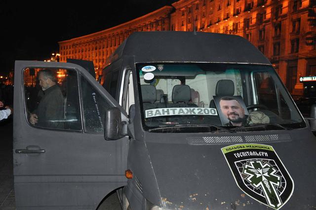 Kyiv residents, friends, comrades bid their farewells to killed Donbas veteran Valentyn Hontar at Maidan Nezalezhnosti 01