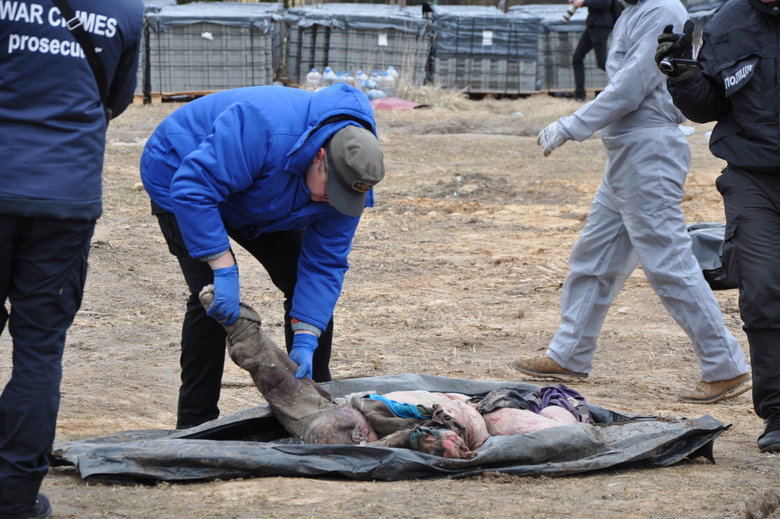 В Бучі ексгумують з братської могили тіла вбитих росіянами мирних жителів: Майже всі з вогнепальними пораненнями, деякі із завязаними руками та ногами 25