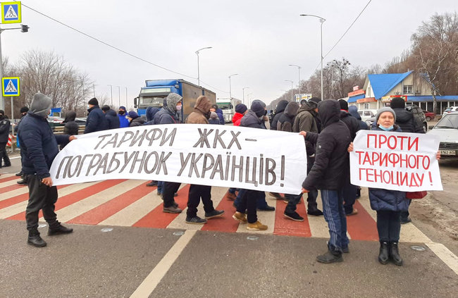 У Полтаві протестувальники проти нових тарифів на газ перекрили трасу Київ-Харків 03