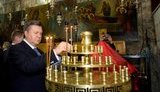 Янукович пошел по святым местам: поставил много свеч и получил благословение. ФОТОрепортаж
