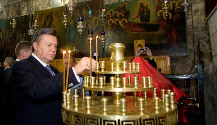 Янукович пошел по святым местам: поставил много свеч и получил благословение. ФОТОрепортаж