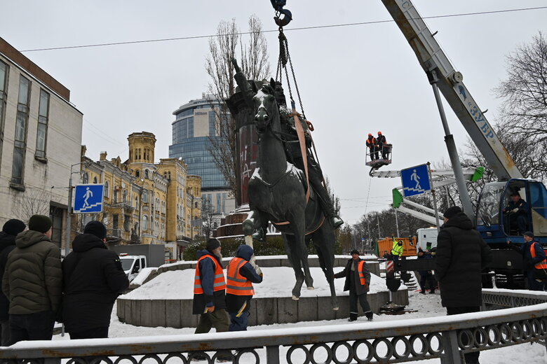 Демонтаж памятника Щорсу в центре Киева 07