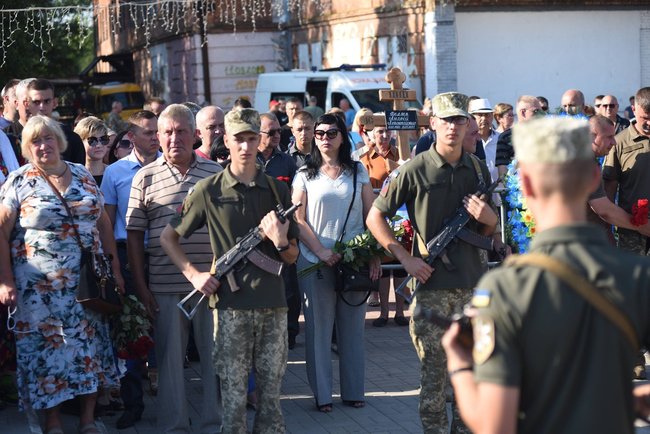 Із загиблим на Донбасі воїном 57-ї ОМПБр Андрієм Бєляєвим попрощалися в Нікополі 03 Із загиблим на Донбасі воїном 57-ї ОМПБр Андрієм Бєляєвим попрощалися в Нікополі 03