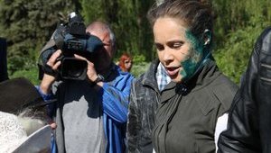 Королевську у Слов'янську облили зеленкою та закидали яйцями: "Не піарся та не бреши". ФОТОрепортаж + ВІДЕО