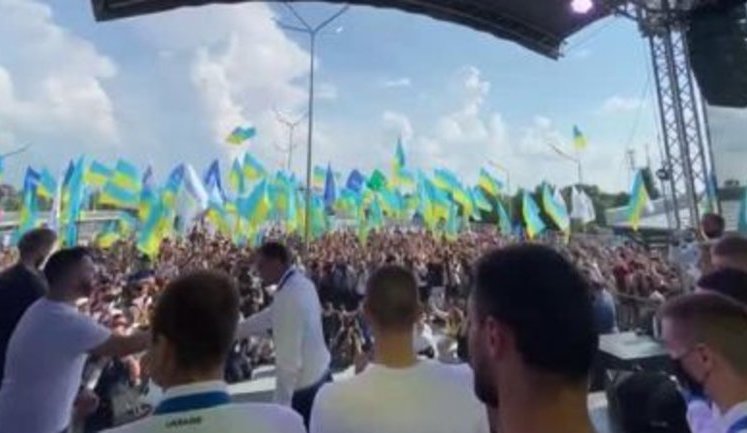 "Слава Україні!" - тисячі уболівальників зустріли футболістів української збірної в аеропорту "Бориспіль". ВIДЕО