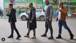 "Чтобы не быть "ПО Приколу", решили быть серьезными, как все", - Зеленский с хот-догом на заправке отреагировал на призыв Вакарчука
