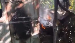 Уцілілий окупант фільмує свою обгорілу "буханку": "Старшина еще догорает. Нога оплавленная. Достать его пока невозможно". ВIДЕО 18+