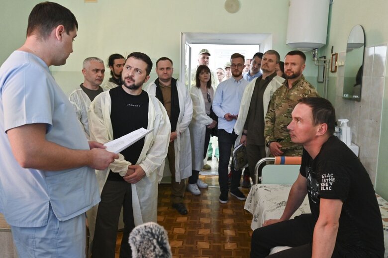 Zelenskyy visits wounded soldiers in Odesa and gives awards 02