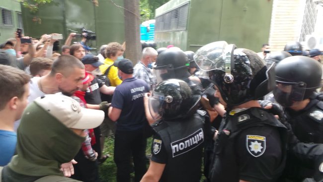 На акції на підтримку Стерненка сталися бійки між мітингувальниками і правоохоронцями: є затримані 28