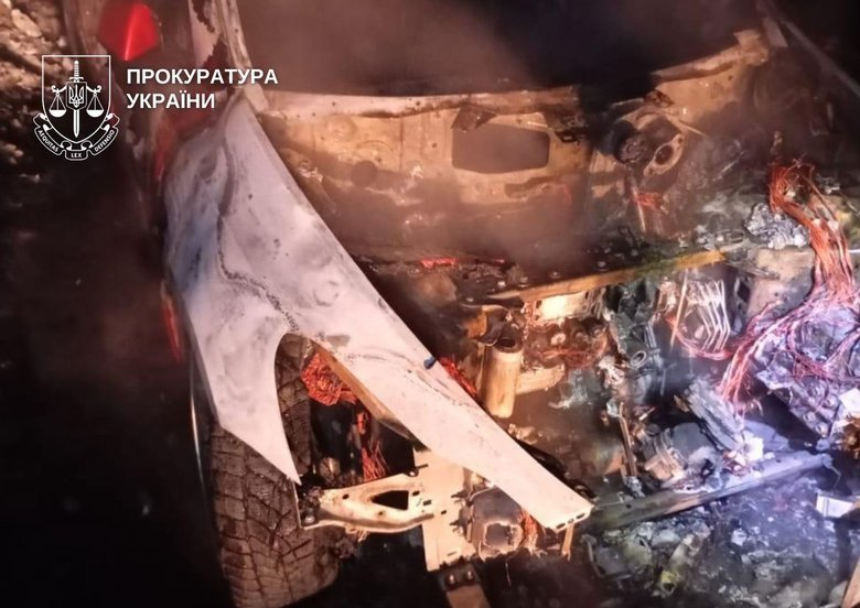 Хлопець та дівчина спалили три Тесли на замовлення у Києві