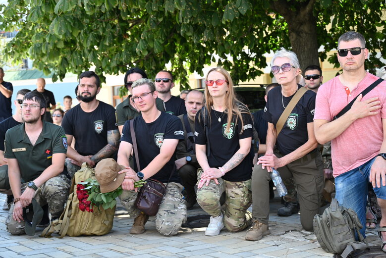 Із загиблим сержантом 68-ї ОЄБр Антоном Усовським попрощалися у Михайлівському Соборі 41