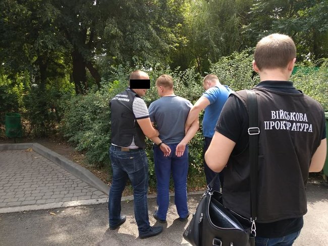 Двое сотрудников Укрзализныци задержаны на Днепропетровщине на взятке 28 тыс. грн, - военная прокуратура 01
