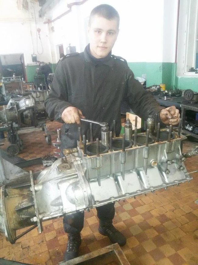 Ремонт двигуна на заводі коштує від 100 тисяч гривень, у нас – в рази менше. Як у київській військовій частині лагодять мотори для бронетехніки та чому досвідчені фахівці працюють за 3600 гривень на місяць 04