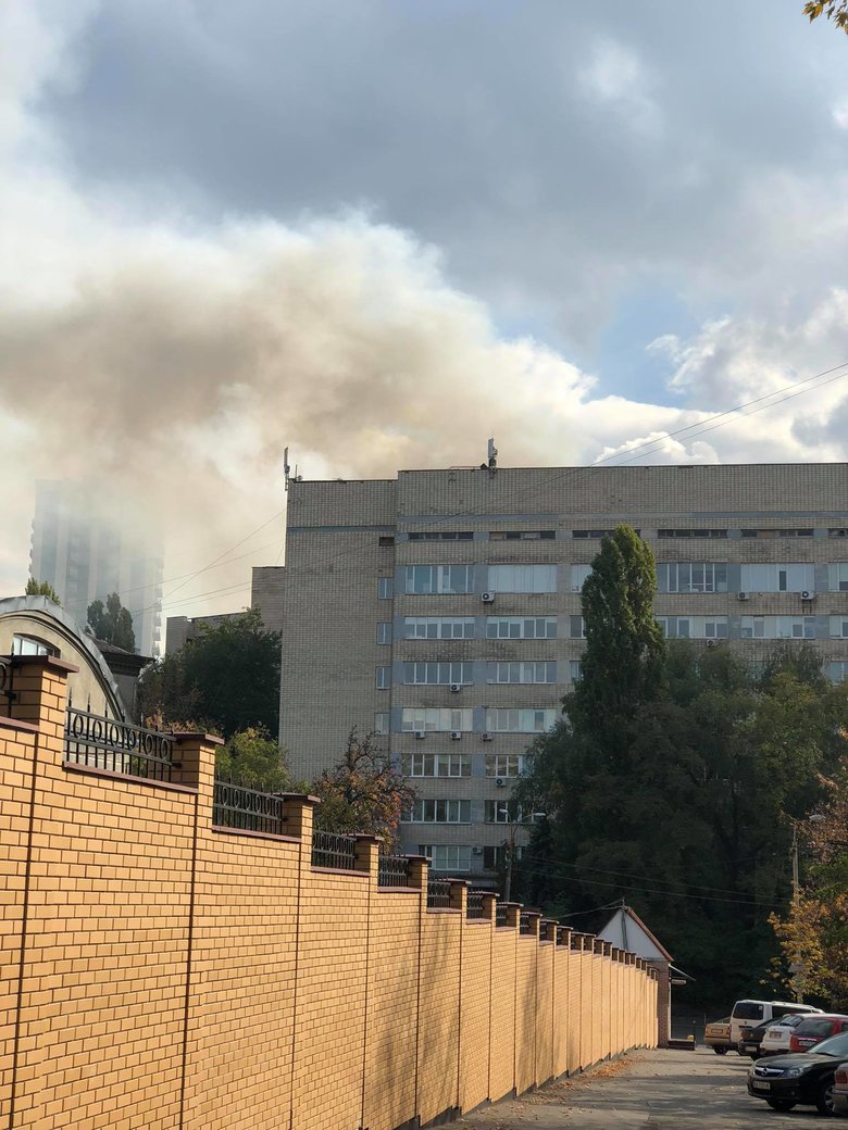 У Києві горіла лікарня Інституту урології 12