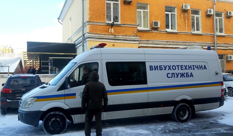 З приміщення окружного адмінсуду Києва евакуюють людей через повідомлення про замінування 01