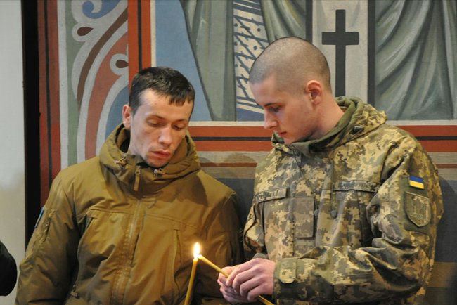 Епіфаній провів панахиду за полеглими в ДАПі воїнами: З великої любові пішли захищати свою Богом дану землю 05 Епіфаній провів панахиду за полеглими в ДАПі воїнами: З великої любові пішли захищати свою Богом дану землю 05