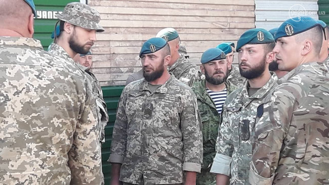 С погибшими от пуль снайпера морпехами Николаем Обуховским и Александром Линчевским простились в Мариуполе 04