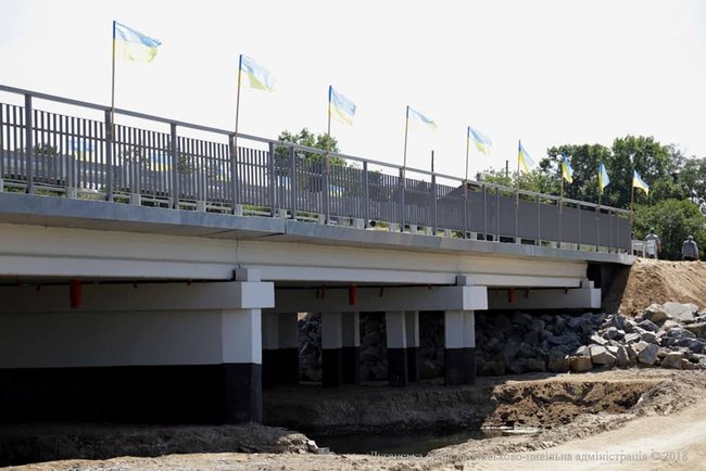 Восстановленный военными мост открыли в Троицком на Луганщине 03