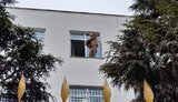 Один із затриманих біля офісу телеканалу "НАШ" погрожує зістрибнути з будівлі поліції. ВІДЕО+ФОТОрепортаж