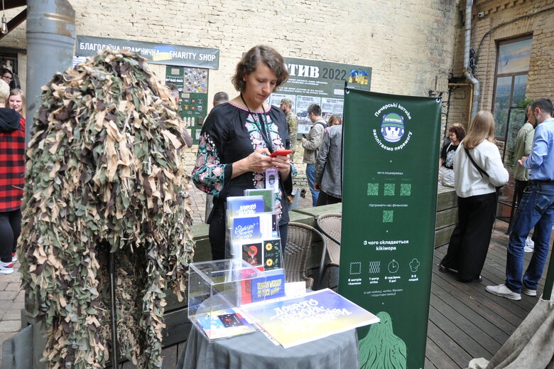 Кресло-катапульта, образцы снарядов и личные вещи рашистов: На Андреевском спуске открылась благотворительная выставка Спротив-2022 04 Кресло-катапульта, образцы снарядов и личные вещи рашистов: На Андреевском спуске открылась благотворительная выставка Спротив-2022 04