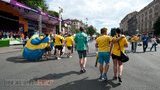 "Спасибо тебе, Киев": шведские болельщики уезжают, но обещают вернуться. ФОТОрепортаж