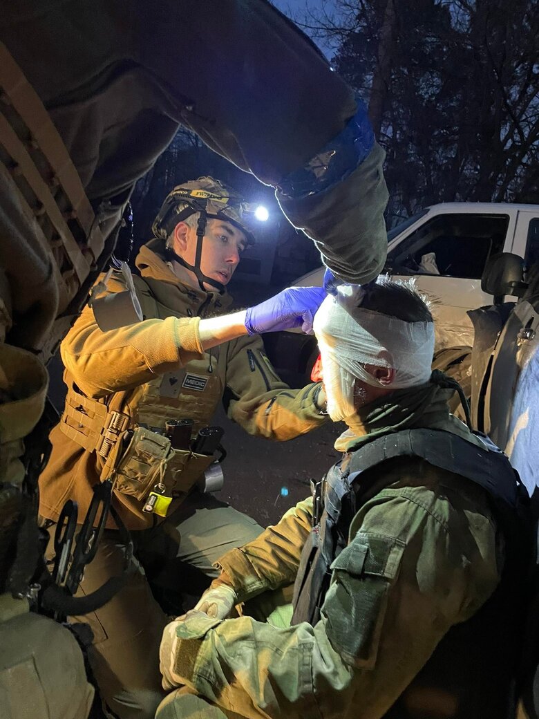 Військовий хірург Дмитро Андрощук, позивний Данте: Одного разу привезли пораненого, біля якого упали і розірвалися три дрони-камікадзе… 04 Військовий хірург Дмитро Андрощук, позивний Данте: Одного разу привезли пораненого, біля якого упали і розірвалися три дрони-камікадзе… 04