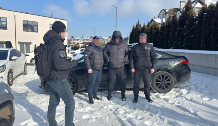 ДБР затримало військового керівника з Рівненщини за оформлення військових на тилові посади. ФОТОрепортаж