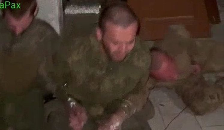 Російський командир катує струмом трьох своїх підлеглих: "Нах#я вы в глубокий тыл съ#бались?!". ВIДЕО