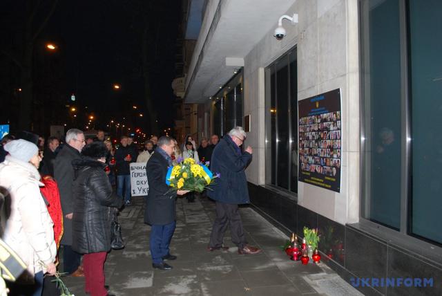 Пам'ять героїв Небесної Сотні вшанували у Варшаві 03