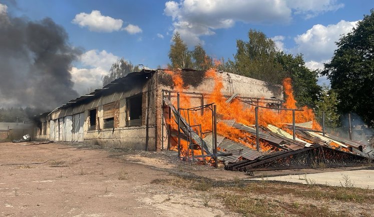 Росіяни обстріляли центр Семенівки на Чернігівщині: поранений чоловік, пошкоджені лікарня та будинки. ФОТОрепортаж