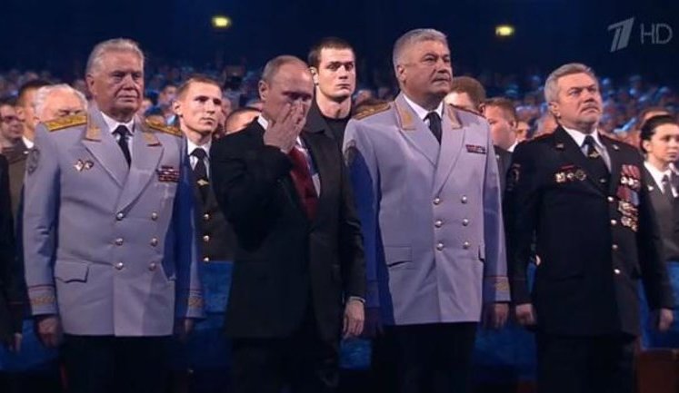 Пропавший Янукович и плачущий Путин. Дайджест за неделю в курьезах, анекдотах и жабах