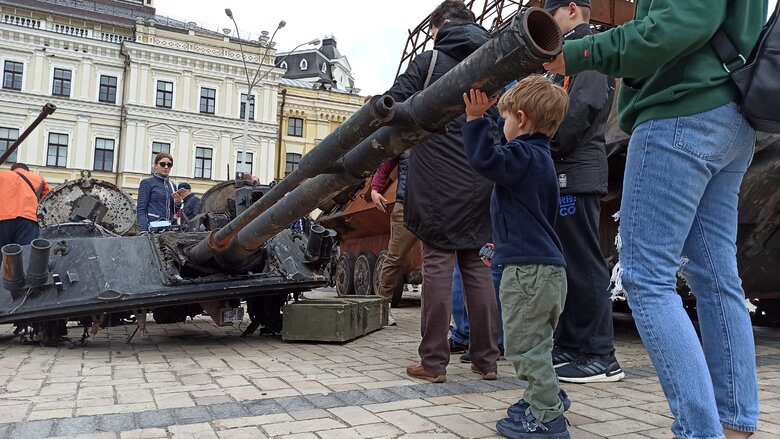 Танк, БМД та Тигр: В центрі Києва відкрилась виставка демілітаризованої техніки російських окупантів 32