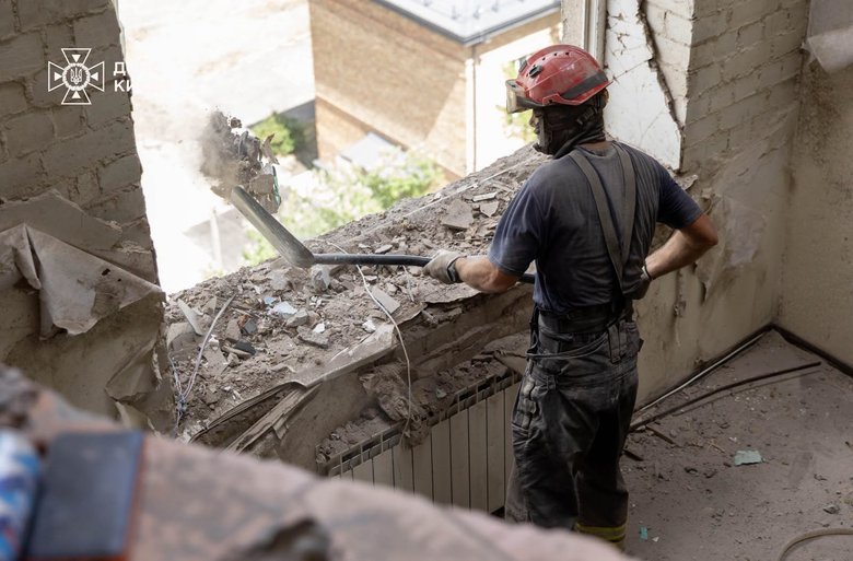 У 16-поверхівці на Дарниці в Києві завершено аварійно-рятувальні роботи