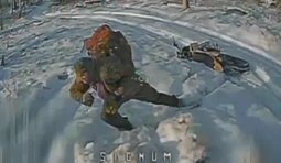 дрон атакує російського мотоштурмовика