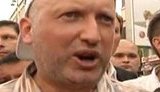 Турчинова и журналистов во время интервью смела толпа "беркутовцев" под Печерским судом. ВИДЕО.