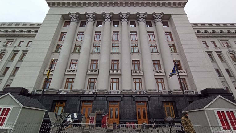 Під Офісом Президента почали встановлювати будиночки 08