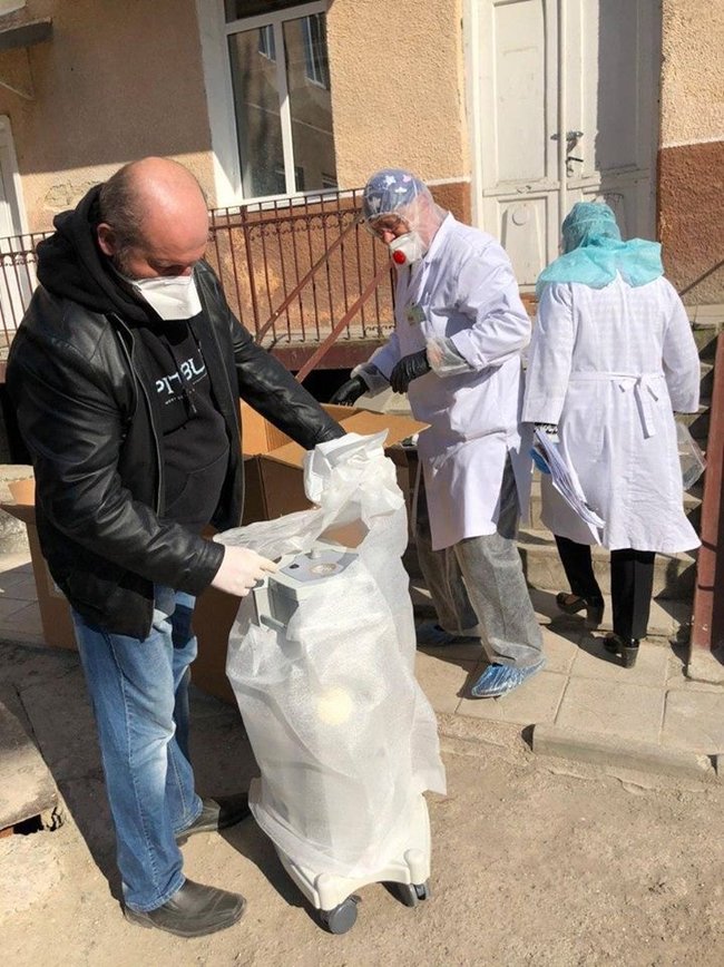 В Монастырискую больницу на Тернопольщине, где зафиксирована вспышка коронавируса, привезли реанимационное оборудование от Фонда Порошенко 02 В Монастырискую больницу на Тернопольщине, где зафиксирована вспышка коронавируса, привезли реанимационное оборудование от Фонда Порошенко 02