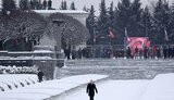 Путин возложил цветы в честь годовщины снятия блокады Ленинграда. Немногих живых блокадников к нему не пустили – они остались за забором. ФОТО