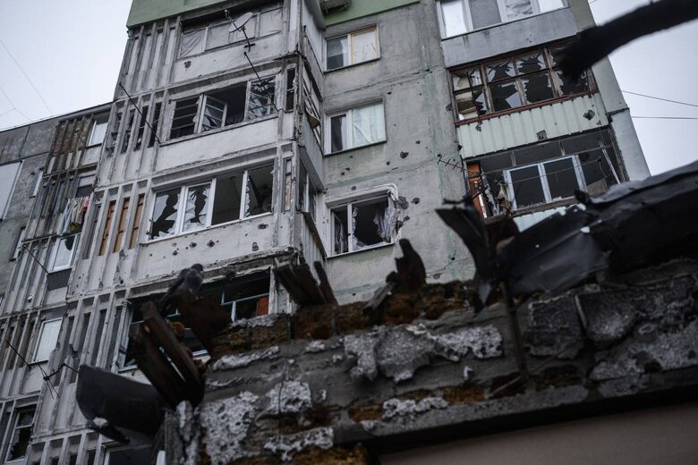 Фоторепортаж из Херсона: артиллерийские снаряды летят в жилые дома 06