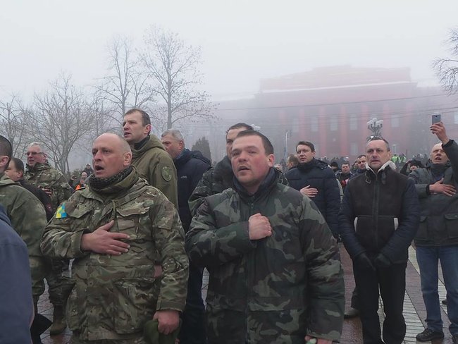 Група націоналістів прорвалася до памятника Шевченку перед приїздом Президента, обійшовши кордон поліції 02