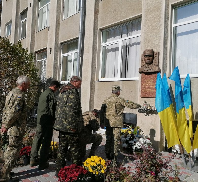 Барельєф загиблому на Донбасі українському воїну Сергію Барничу встановили в Калуші 08