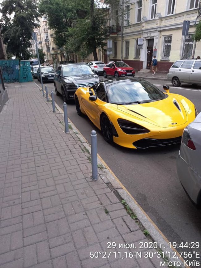 Київпарктранссервіс показав, як у столиці евакуюють елітні машини 01