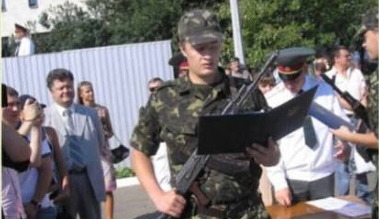 У Росії розпочалася піар-кампанія з героїзації сина Пєскова. Пропагандисти проілюстрували нібито його присягу фотографією присяги сина Порошенка, - Казанський. ФОТО