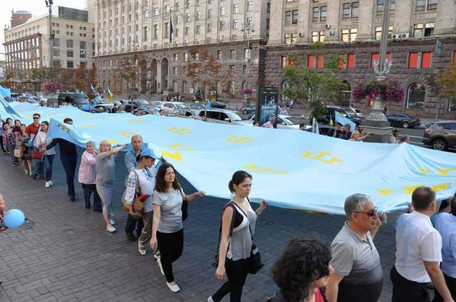 День крымскотатарского флага отметили праздничным шествием в центре столицы 12 День крымскотатарского флага отметили праздничным шествием в центре столицы 12