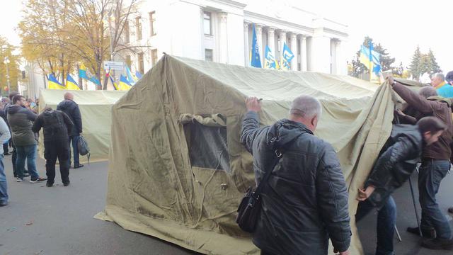 Митингующие начали устанавливать палатки под Радой 13