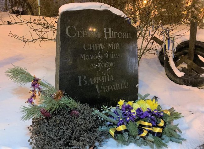 Ukraine leaders lay flowers at monument to Hrushevsky 02